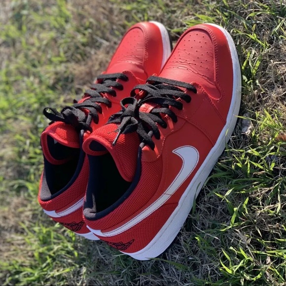 Air Jordan 1 Low University Red - Size 11 - Picture 3 of 4